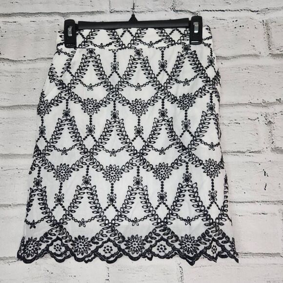 MinkPink Embroidered Floral Harvey Mini Shirt Black And White Size Small NWT - Picture 3 of 13